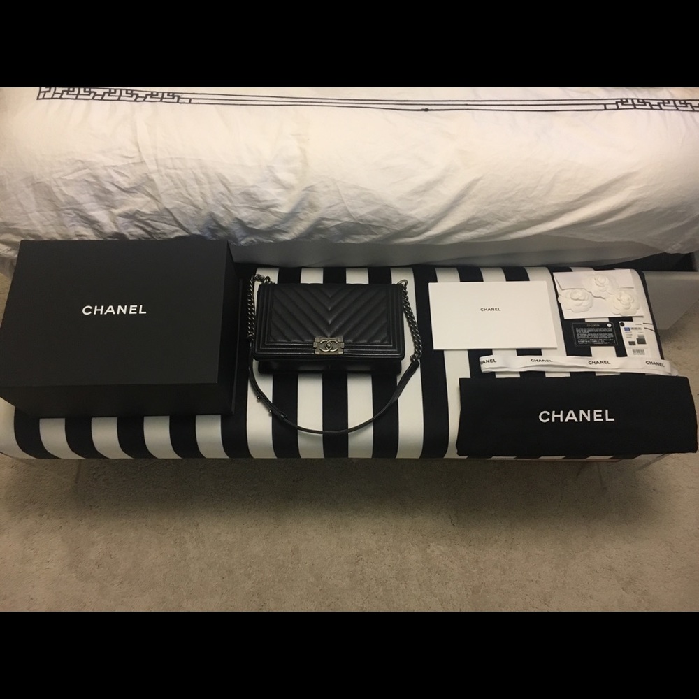 ❌SOLD❌ Chanel Caviar Chevron new Med. Boy Flap - Picture 2 of 8